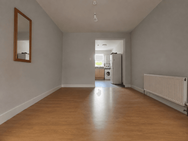 A furnished 3 bedroom flat in Greenford, London