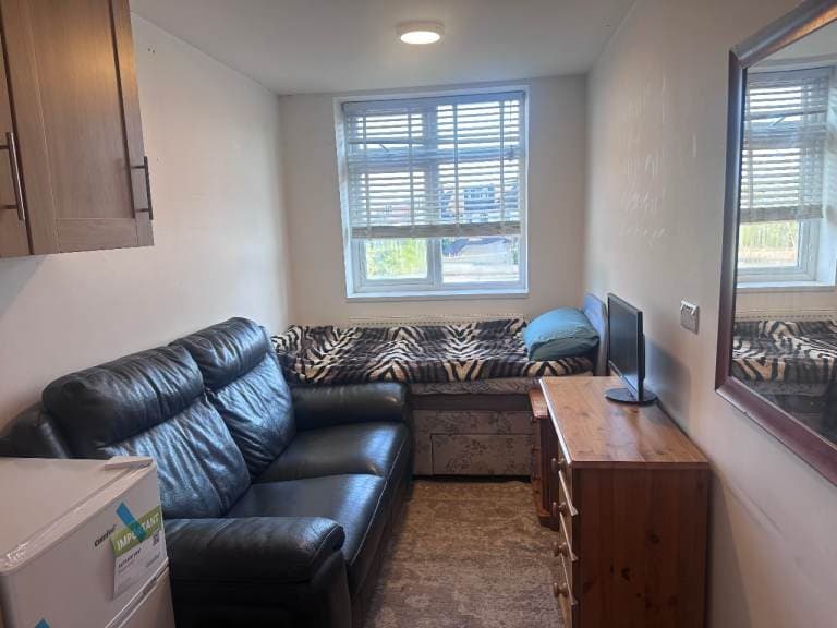 A furnished room in a shared house in Harrow, Harrow